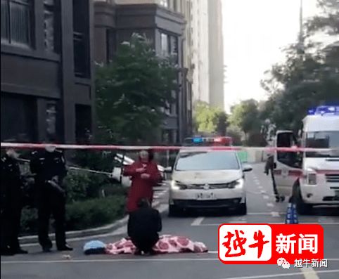 广州一男子坠楼 警方介入调查
