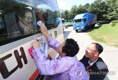 缅甸男子紧握遇难母亲的手含泪告别