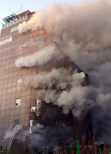 沈阳一建筑突发火灾楼顶有多人被困