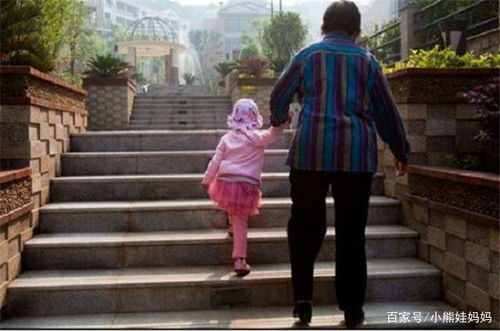 田姥姥看望离世老伴在墓前痛哭