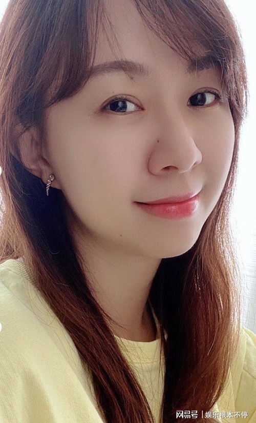 47岁袁泉素颜现身中戏上课