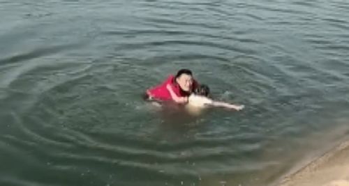 女孩落水 两个小孩哥教科书级救援