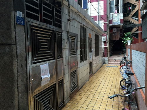 老房子马路边设计图片