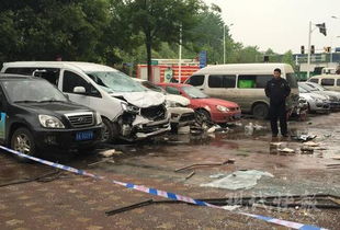 南京一车辆爆燃 附近车辆遭波及