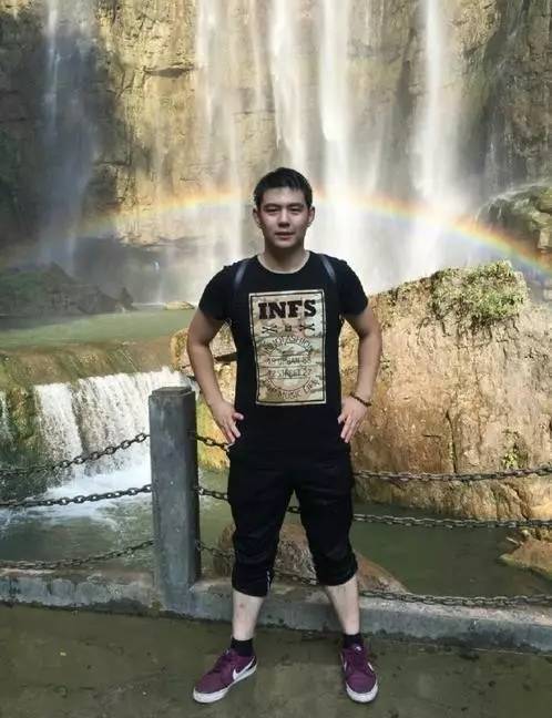吴彦祖脸颊比心