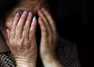 85岁老人抽烟60多年 脚趾发黑坏死