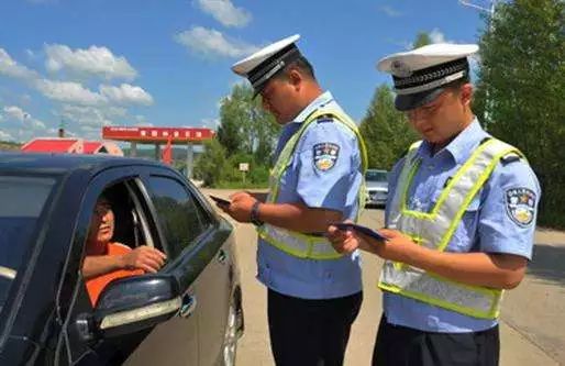 北京交警：请选择合法停车位置避雨