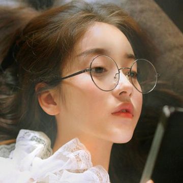 哈妮克孜因为戴眼镜探班被换角
