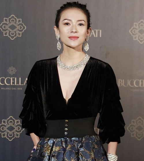 章子怡素颜带女儿看陈丽君演出