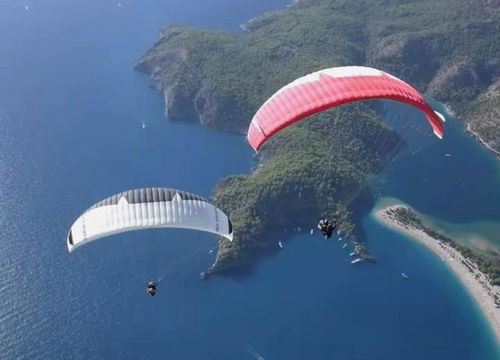 男子玩滑翔伞被吸至8千米高空生还
