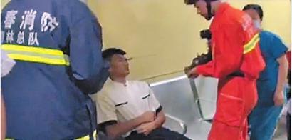 急救人员回应男子脖子被扎烧烤签