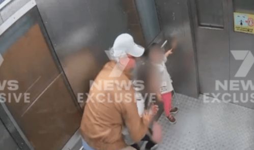 男子尾随女童进电梯还捂嘴？警方通报