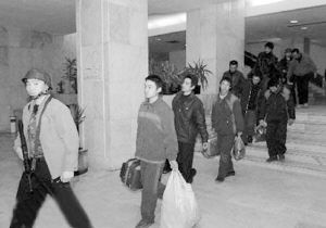 已有1600余名中国公民从伊朗撤离(中国公民伊朗被安全护送回国)