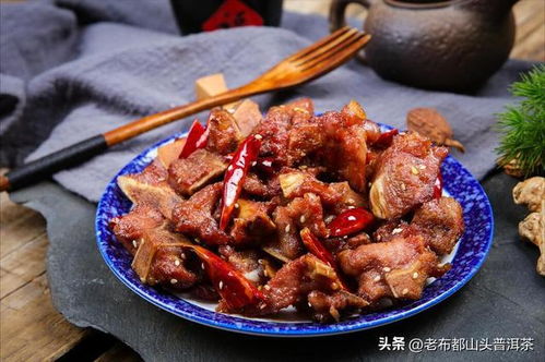 给学生吃发臭排骨？当地教体局回应(吃了发臭的排骨会中毒么)